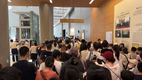 天源国际 暑期过半：多地热门景区门票连日售罄，游客“怕晒又爱玩”推动夜经济升温